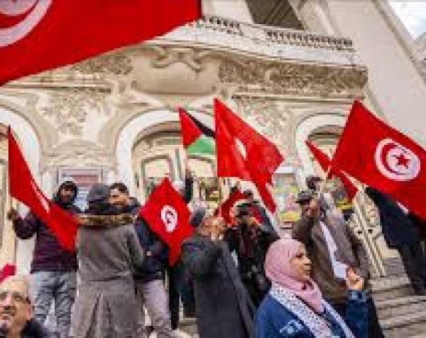 الاحتجاجات المتصاعدة في تونس تفتح المجال أمام مبادرات أمريكية منخفضة التكلفة