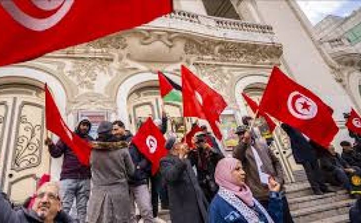 الاحتجاجات المتصاعدة في تونس تفتح المجال أمام مبادرات أمريكية منخفضة التكلفة